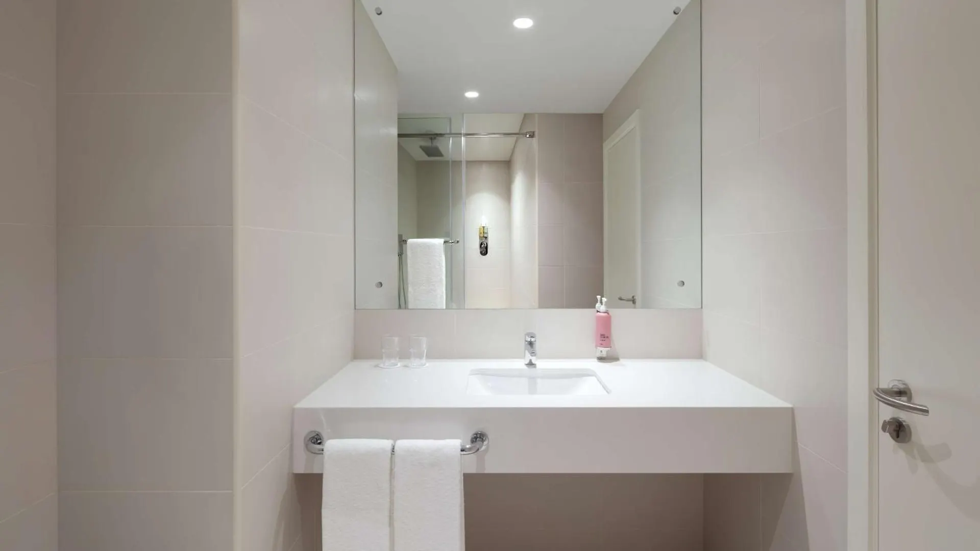 Rove Dubai Marina Otel