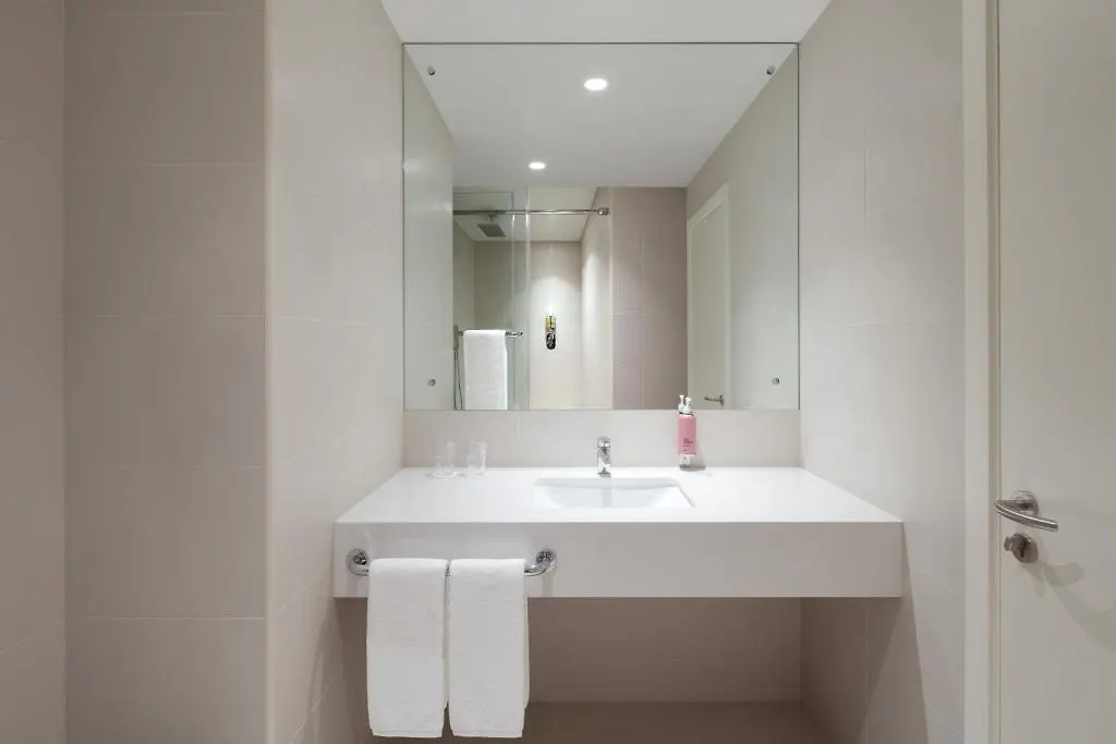 Rove Dubai Marina Otel
